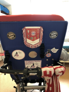 Die Rückseite des Rollstuhls mit FC Bayern Stickern