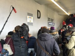 Viele Menschen stehen vor grauer Wand mit einem Schild der Initiative Bayern barrierefrei, die Presse ist anwesend
