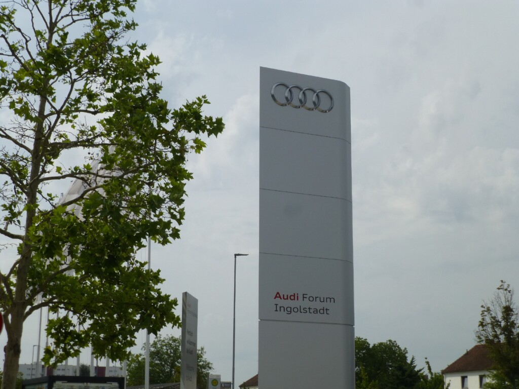 Graue Säule mit der Aufschrift Audiforum Ingolstadt