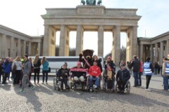 Rollstuhl-Gruppe vor dem Brandenburger Tor