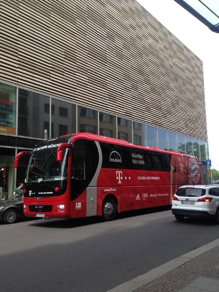 FC Bayern Mannschaftsbus im Verkehr