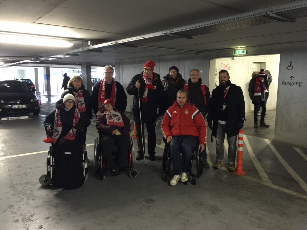 Gruppenbild in einem Parkhaus