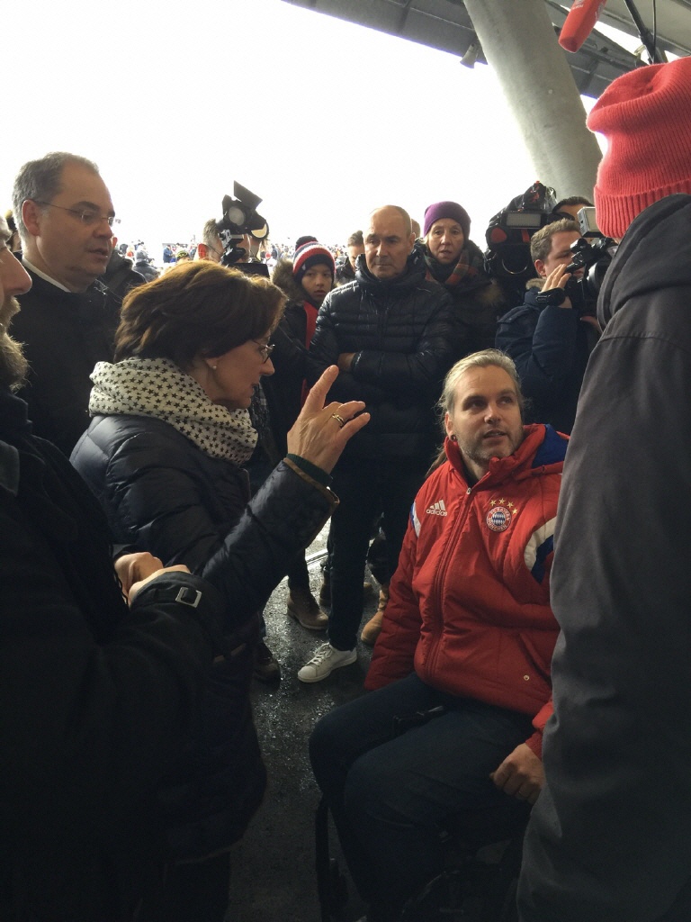 Frau Müller diskutiert mit Kim Krämer im Hintergrund Herr Muth und Herr Aumann sowie Presse