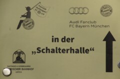 Wegweiser zur gemeinsamen Abendveranstaltung Bayerischer Bahnhof in Leipzig mit dem Audi Fanclub FC Bayern München