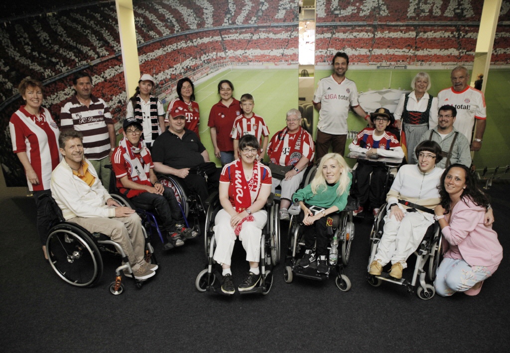 Gruppenbild vor einem Bild der Allianz Arena