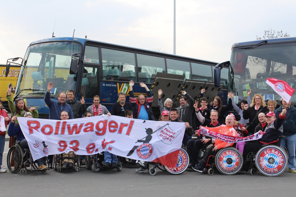 Gruppenfoto mit Rollwagerl 93 e.V.Banner vor zwei Reisebussen