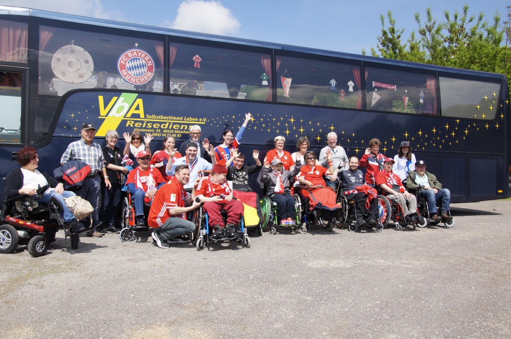 Rollwagerl-Gruppenfoto vor VbA-Reisebus