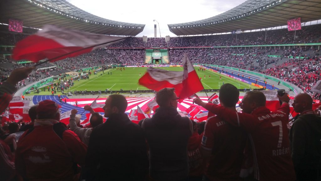 Kurve vom Rolliplatz mit Blick aufs Spielfeld