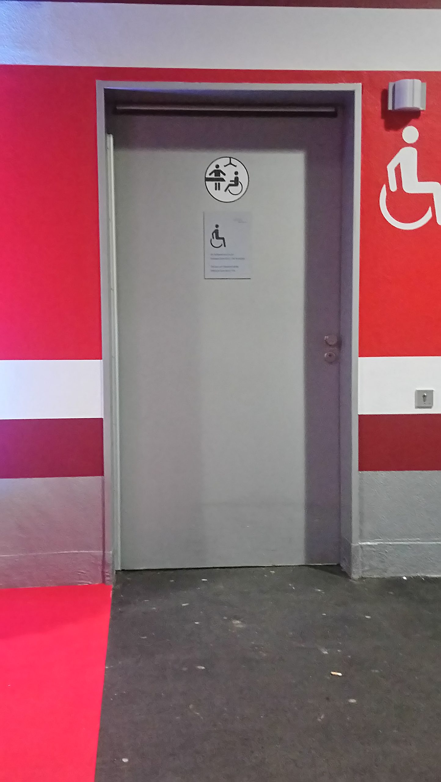Tür mit dem offiziellen Schild für Toilette für Alle