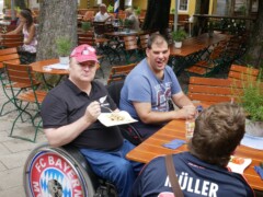 Uli Hofmann mit Thomas Kragl bei schönem Wetter im Biergarten beim Kuchen essen