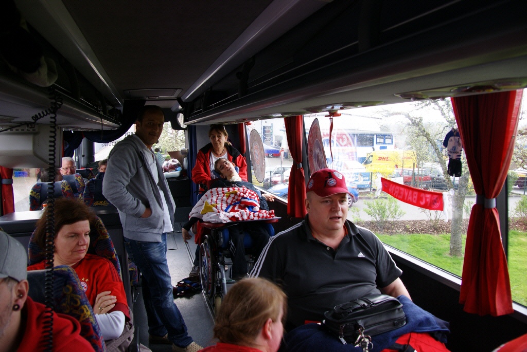 Mitglieder im Rollstuhl sitzen im Reisebus