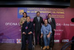 Präsident Bartomeu, Kim Krämer und weitere Personen posieren vor Wand mit Aufschrift Simposium Internacional