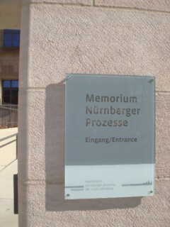 Hinweisschild Memorium der Nürnberger Prozesse - Eingang / Entrance