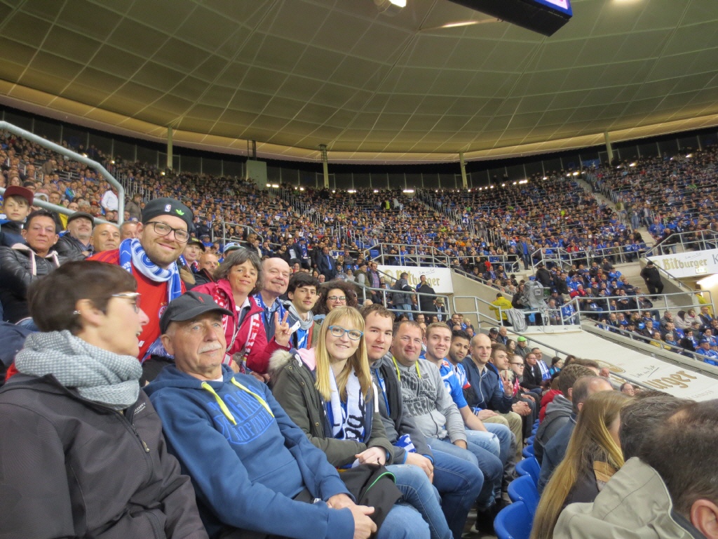 Martina sitzt im vollen Stadion im Block für Menschen mit Hörbehinderung