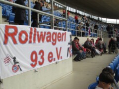 Rollipllätze mit Rollwagerl-Banner im Stadion