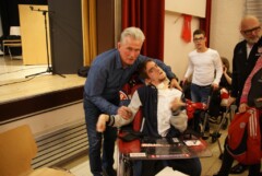 Jupp Heynckes und ein Mann im Rollstuhl