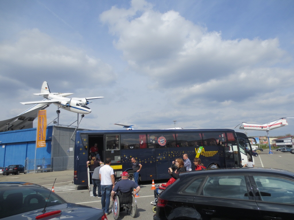 Reisebus auf dem Parkplatz des Technik Museum Sinsheim