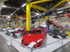 Roter Ferrari und weitere Autos im Technik Museum