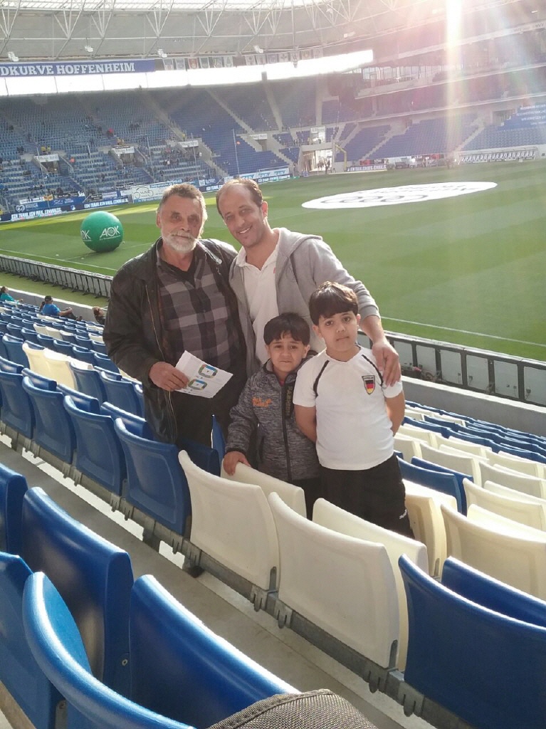 Zwei syrische Jungen in Begleitung im Hoffenheim-Stadion