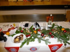 Tisch mit Weihnachtsdekoration und Plätzchen