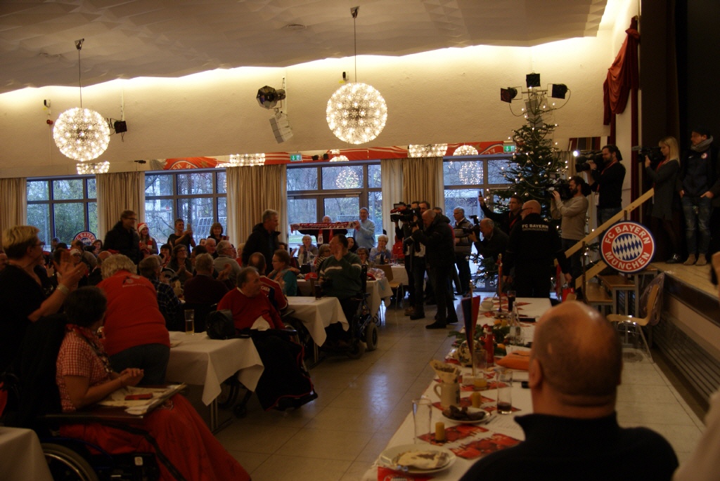 Voll besetzter Saal mit Weihnachtsdekoration