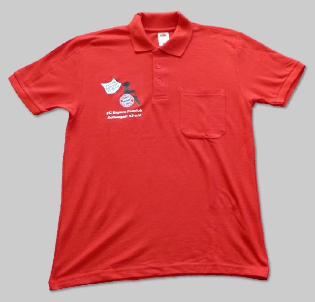Rotes Poloshirt mit Brusttasche links und Logo Rollwagerl rechts