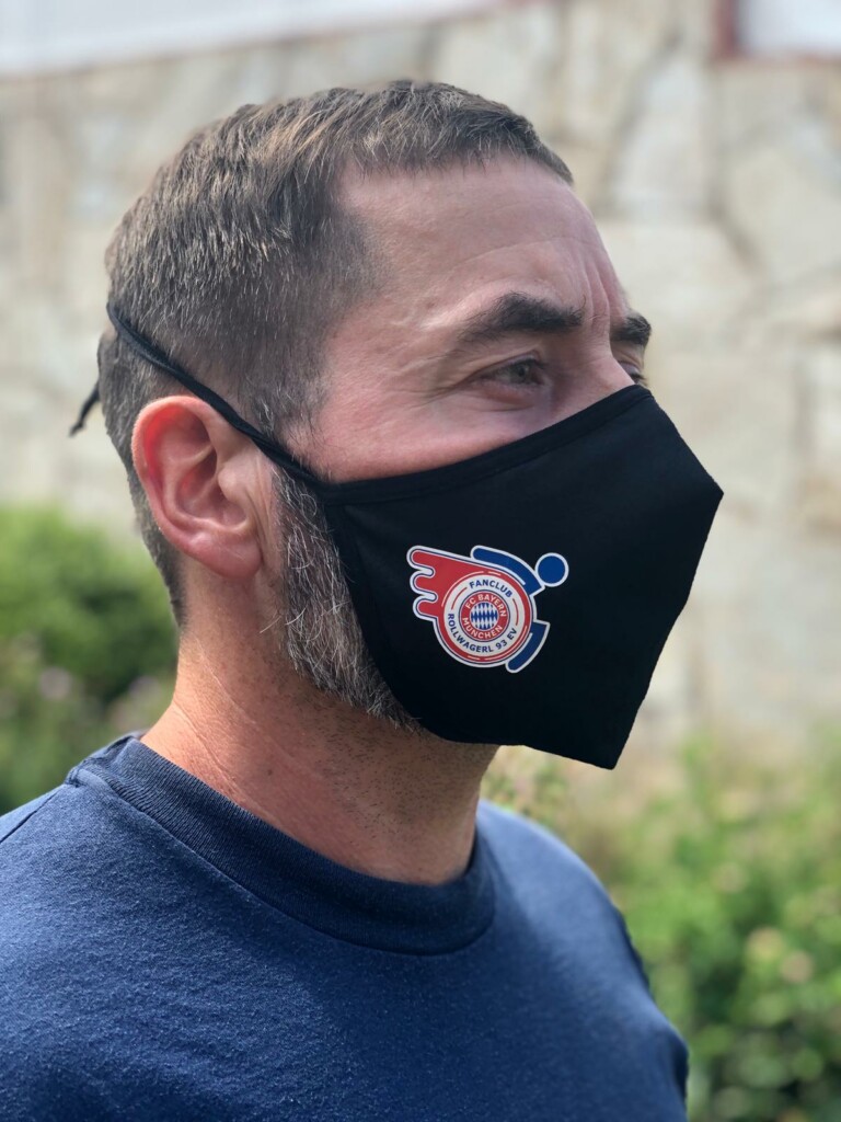 Mann mit Mund-Nasenschutz mit Rollwagerl-Logo in schwarz