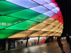 Die Allianz Arena in bunter Farbe bei Nacht
