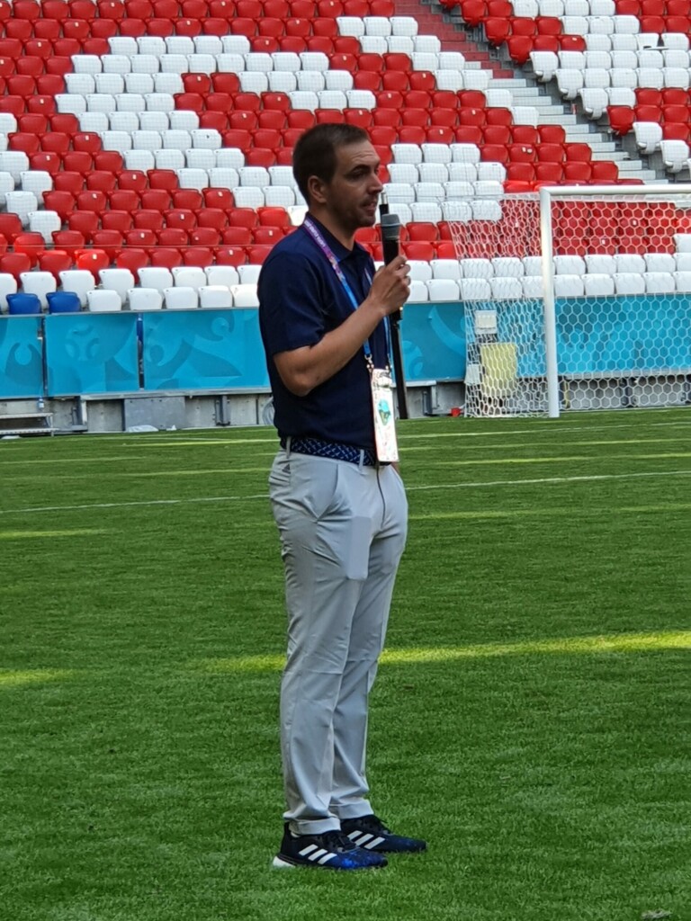 Philipp Lahm spricht in ein Mikrofon und steht dabei auf dem Rasen der Allianz Arena