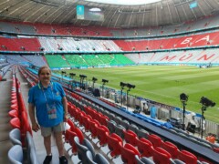 Frau steht auf der Tribüne der leeren Allianz Arena