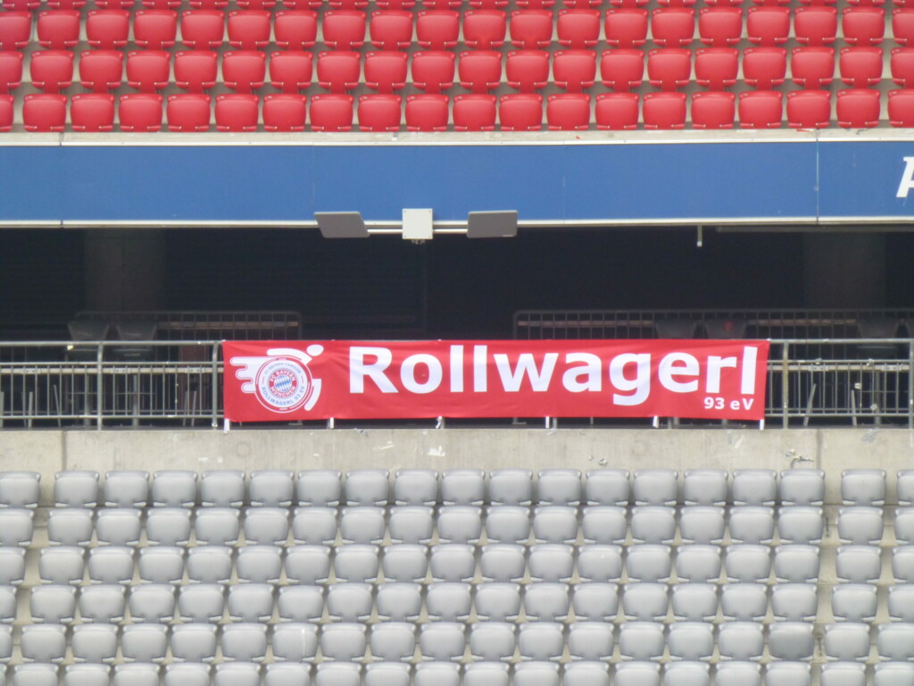 Neuer Rollwagerl Banner im leeren Stadion auf der Ostseite in der leeren der Allianz Arena.