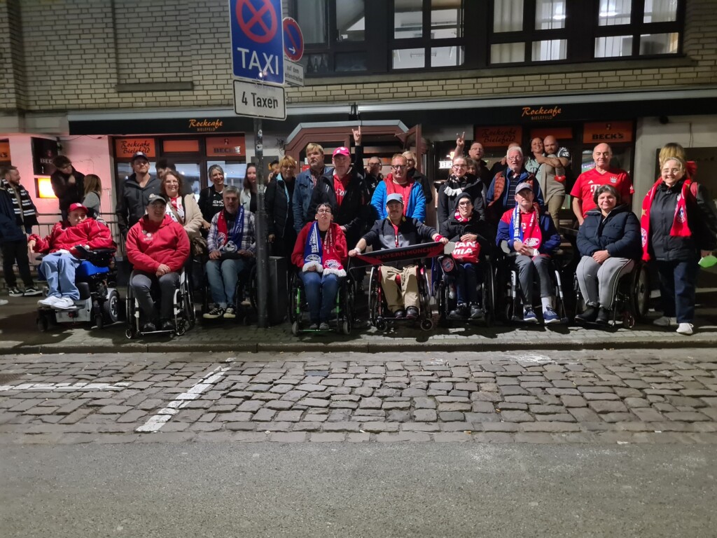 Gruppenbild vor dem Rockcafe Bielefeld