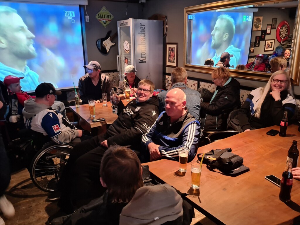 Public Viewing in einer kneipe mit Fußballfans.