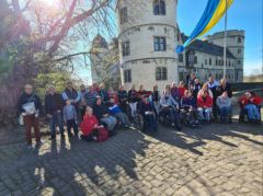 Gruppenbild vor der Wewelsburg mit den Mitgliedern vom Rollwagerl 93 eV und Rollis der Arminia