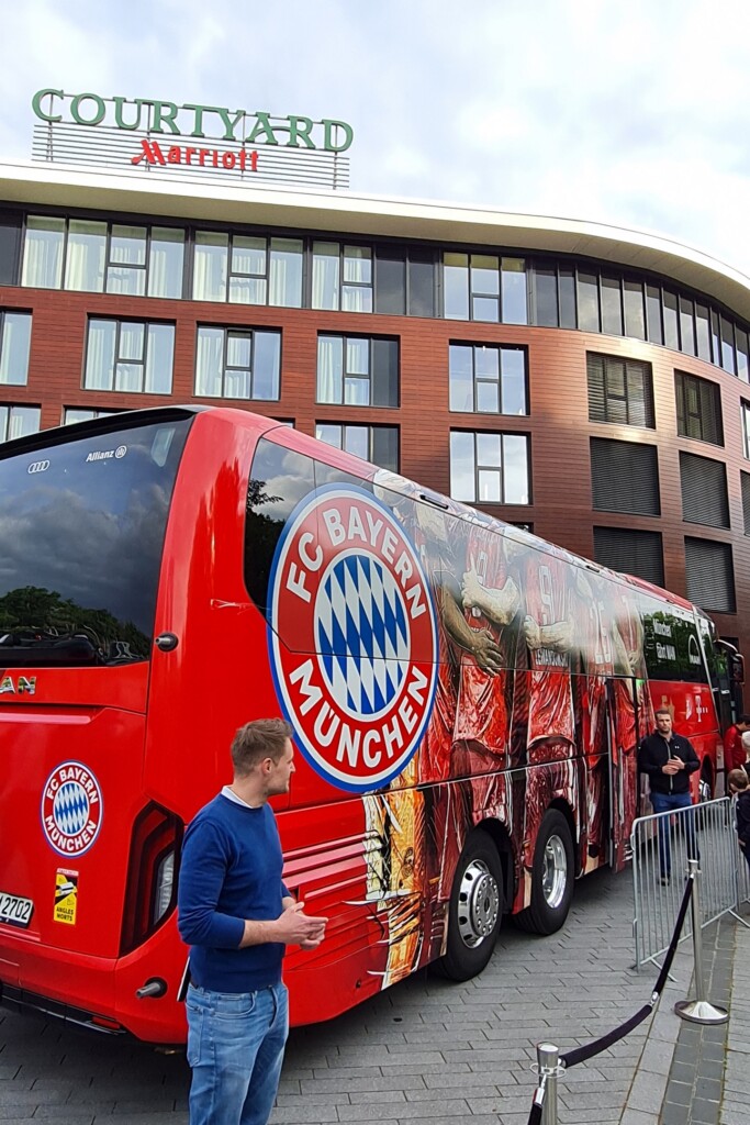 FC Bayern München Bus. Im Hintergrund das Marriot Hotel