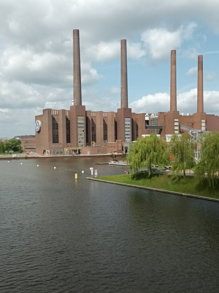 Fabrikgebäude in der Autostadt Wolfsburg mit vier großen Kaminen