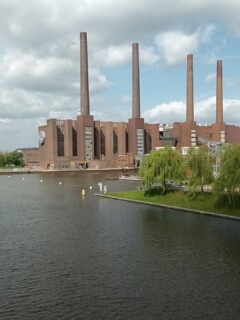 Fabrikgebäude in der Autostadt Wolfsburg mit vier großen Kaminen