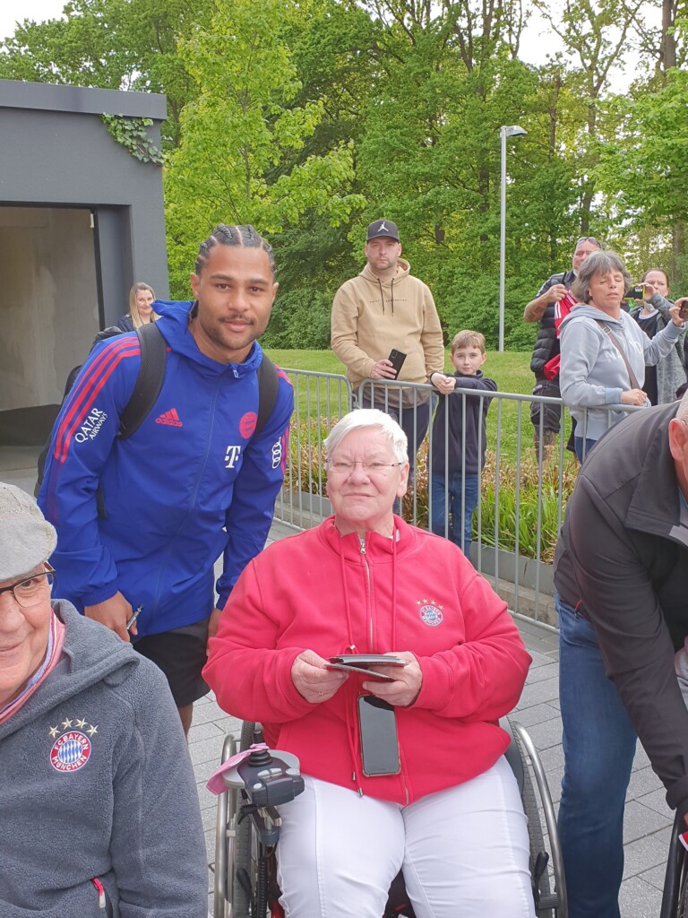 Serge Gnabry und eine Frau im Rollstuhl