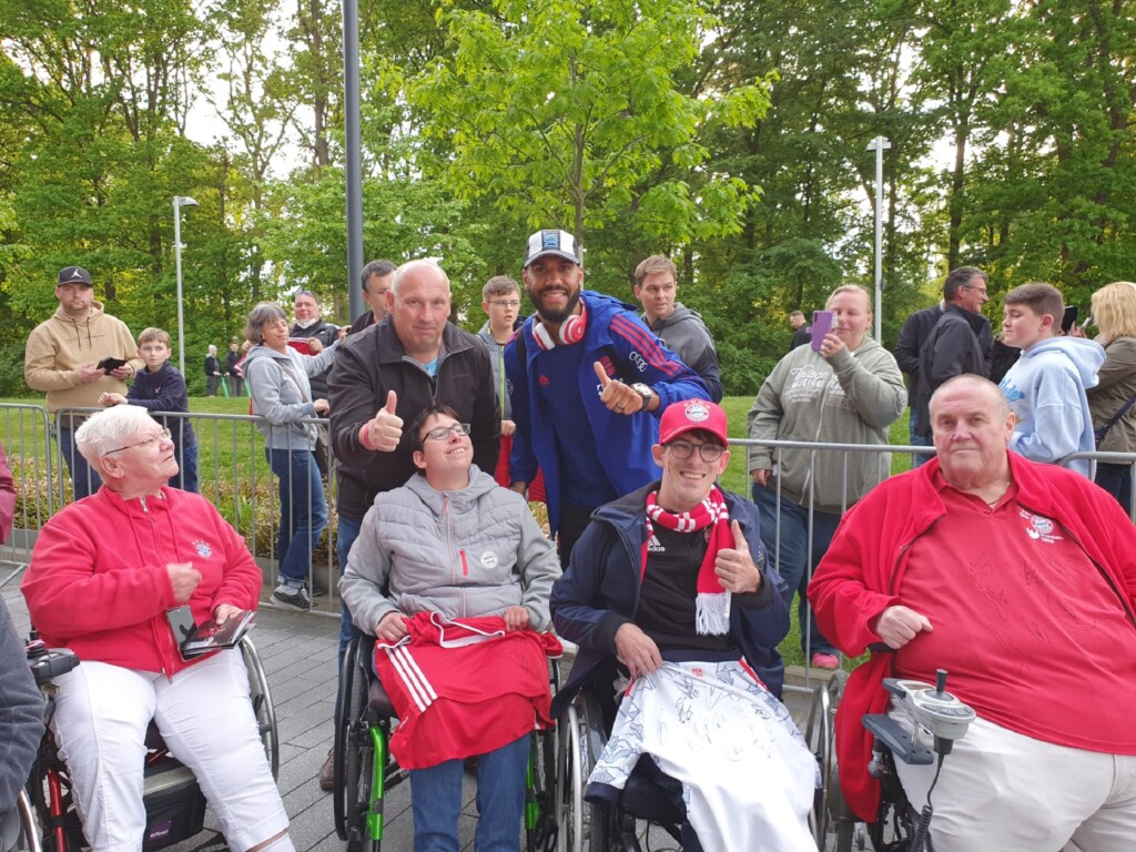 Gruppenfoto mit vier Rollstuhlfahrern und Eric Maxim