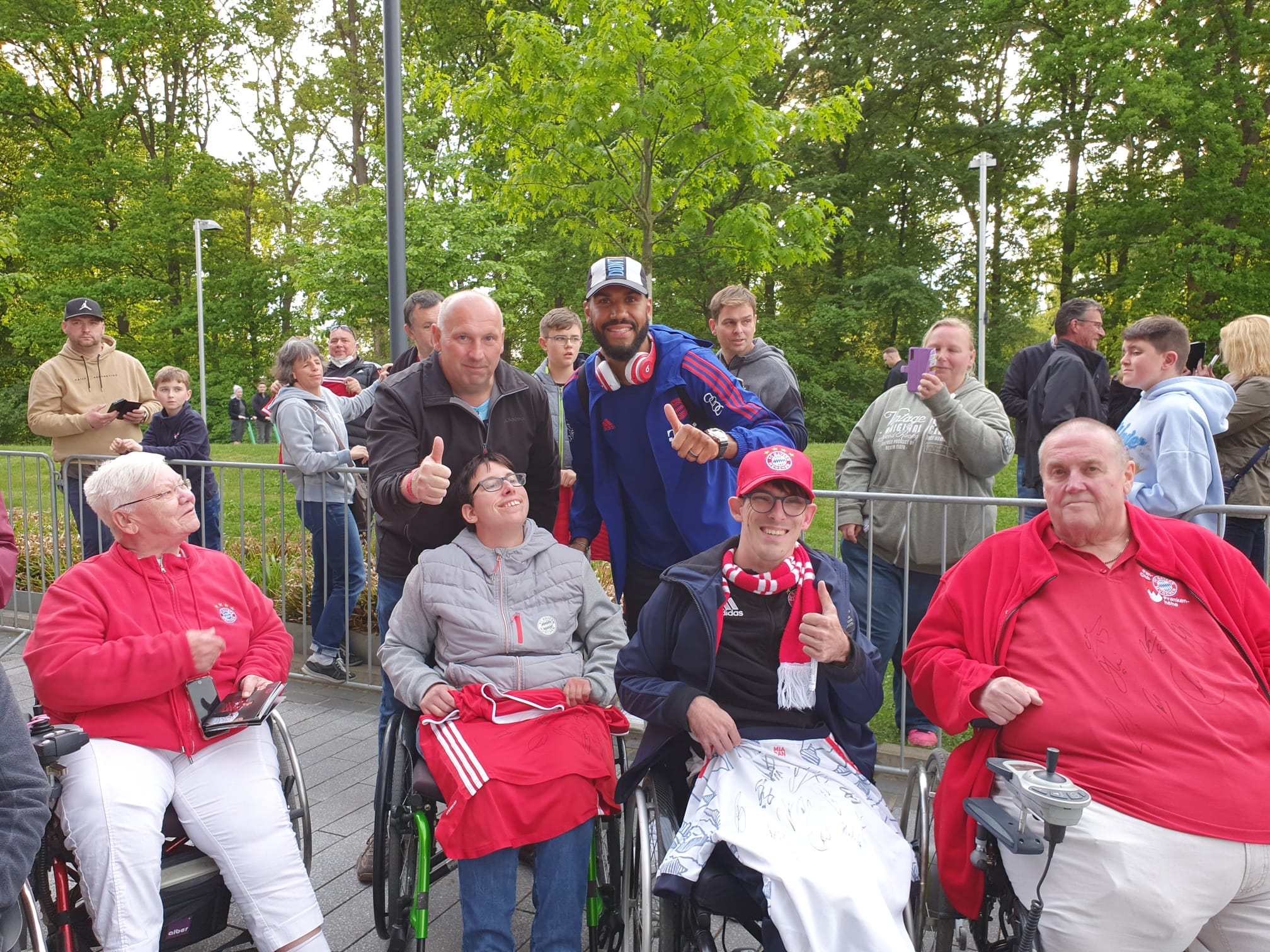 Gruppenfoto mit vier Rollstuhlfahrern und Eric Maxim Choupo-Moting