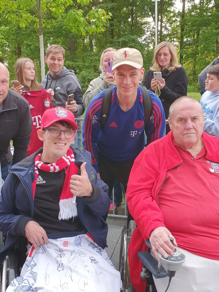 Joshua Kimmich und 2 Personen im Rollstuhl