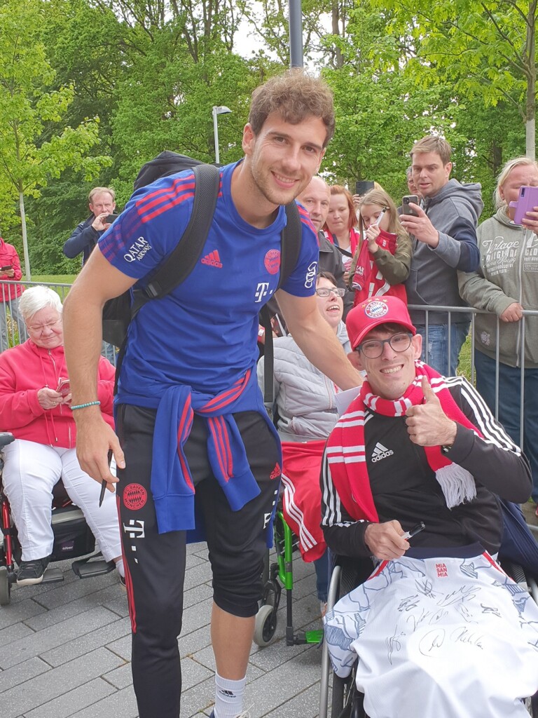 Leon Goretzka und ein Mann im Rollstuhl