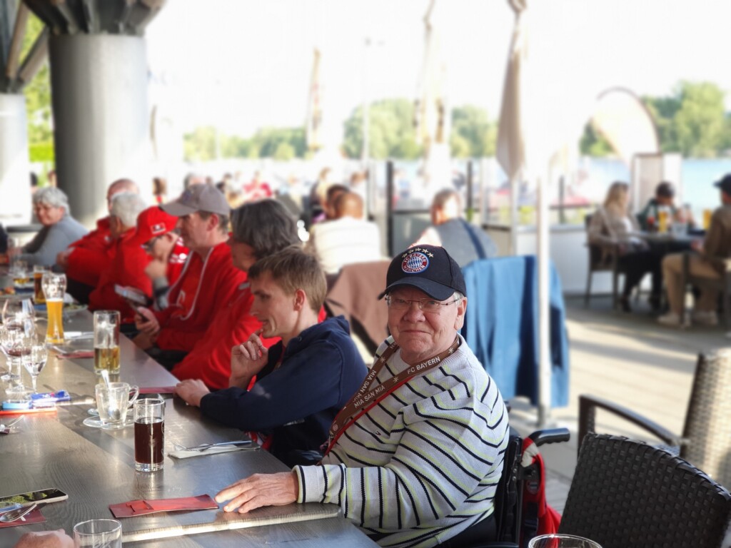 Mehrere Personen an einem Tisch auf der Terrasse eines Restaurants