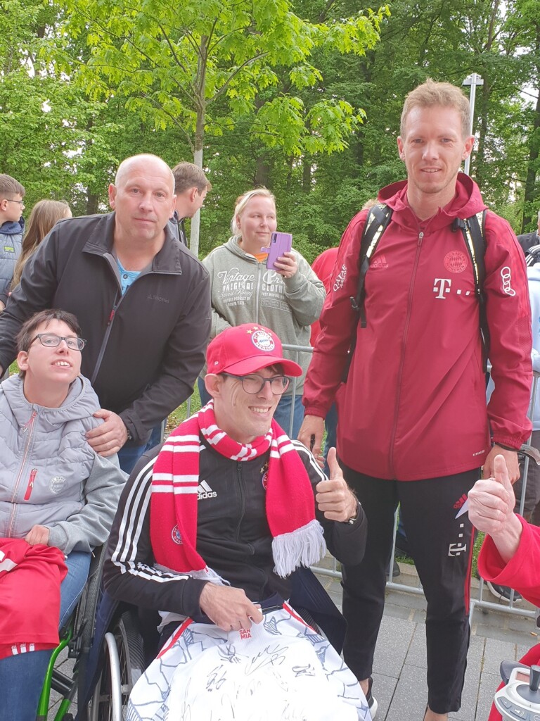 Nagelsmann und 2 Personen im Rollstuhl