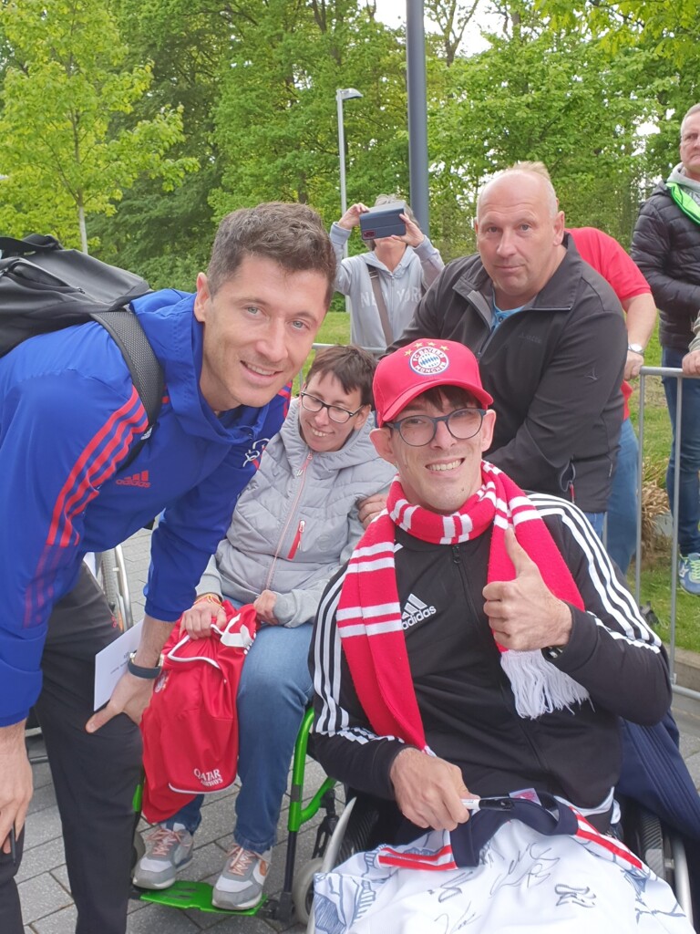 Robert lewandowski und 3 weitere Personen, davon 2 im Rollstuhl