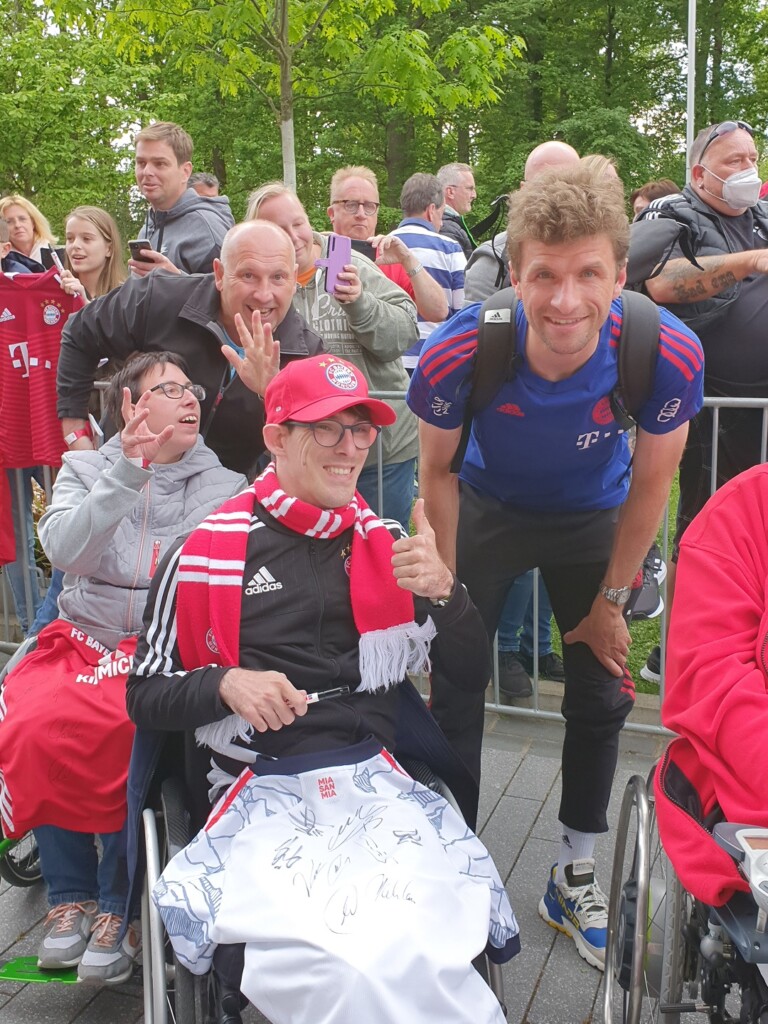 Thomas Müller und Personen im Rollstuhl