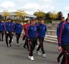 Verschiedene Spieler des FC Bayern München beim spazieren gehen