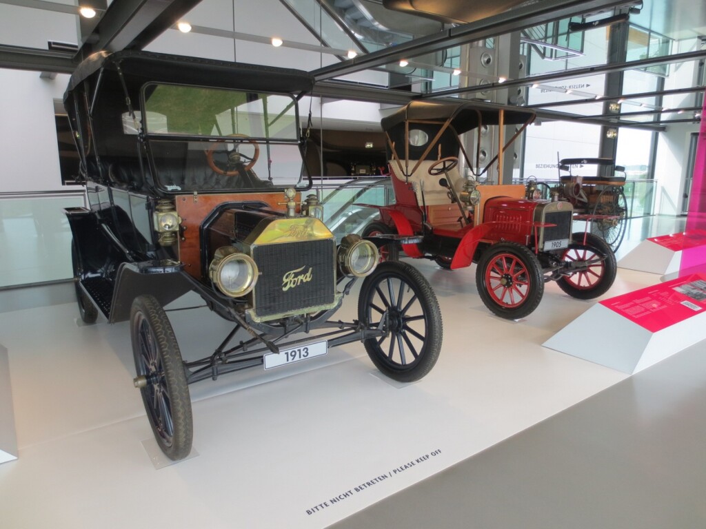 Zwei Oldtimer von 1913