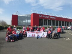 Ein Gruppenfoto mit Bayern-Fans mit und ohne Rollstuhl vor der MEWA ARENA
