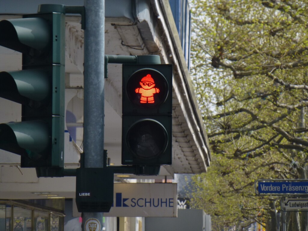 Eine Fußgängerampel mit einem roten Mainzelmännchen